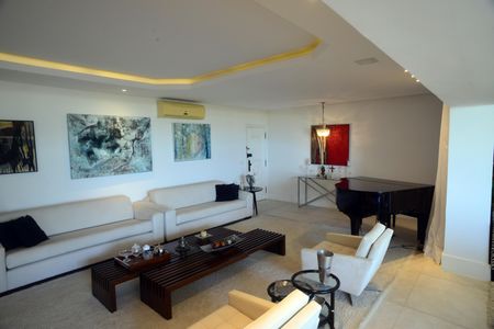 Apartamento à venda com 261m², 4 quartos e 4 vagas Apartamento à venda com 261m², 4 quartos e 4 vagasSala