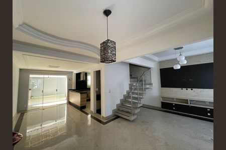 Sala de casa de condomínio para alugar com 4 quartos, 125m² em Jardim Passargada I, Cotia