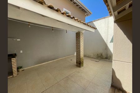 Casa de condomínio para alugar com 125m², 4 quartos e 2 vagasQuintal