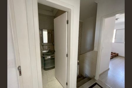 Casa de condomínio para alugar com 125m², 4 quartos e 2 vagasEscada