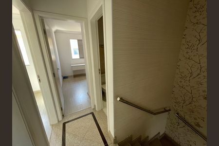 Casa de condomínio para alugar com 125m², 4 quartos e 2 vagasEscada