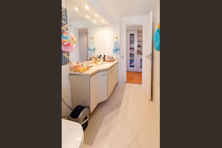 Apartamento à venda com 129m², 4 quartos e 2 vagasBanheiro social