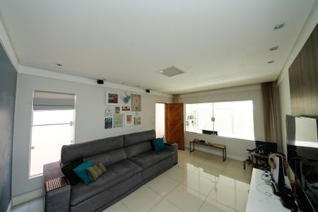 Casa à venda com 194m², 4 quartos e 2 vagasSala