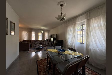 Casa à venda com 378m², 3 quartos e 11 vagasSala