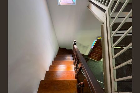 Casa à venda com 300m², 6 quartos e 4 vagasEscada