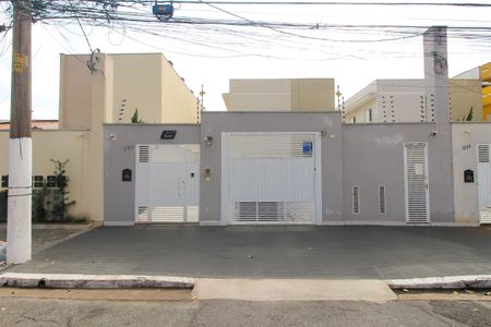 Casa à venda com 90m², 3 quartos e 2 vagas Casa à venda com 90m², 3 quartos e 2 vagasFachada