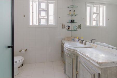 Casa à venda com 300m², 3 quartos e 4 vagasBanheiro da Suíte 1