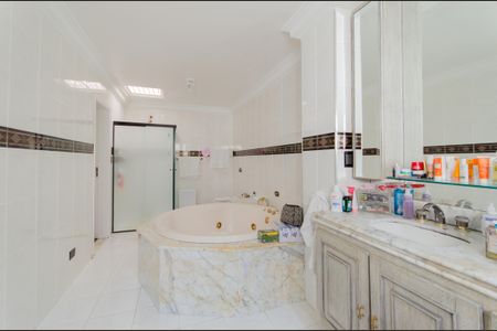 Casa à venda com 300m², 3 quartos e 4 vagasBanheiro da Suíte 2