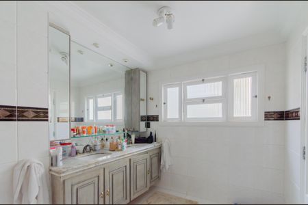 Casa à venda com 300m², 3 quartos e 4 vagasBanheiro da Suíte 2