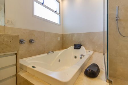 Apartamento à venda com 245m², 4 quartos e 4 vagas Apartamento à venda com 245m², 4 quartos e 4 vagasBanheiro da Suíte 4