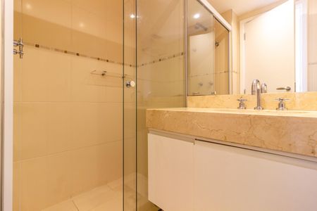 Apartamento à venda com 245m², 4 quartos e 4 vagas Apartamento à venda com 245m², 4 quartos e 4 vagasBanheiro da Suíte 1