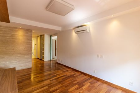 Apartamento à venda com 245m², 4 quartos e 4 vagas Apartamento à venda com 245m², 4 quartos e 4 vagasSala 2