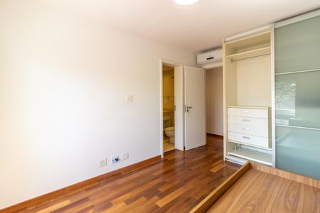 Apartamento à venda com 245m², 4 quartos e 4 vagas Apartamento à venda com 245m², 4 quartos e 4 vagasSuíte 1