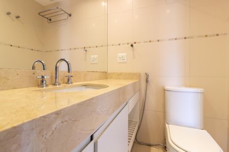 Apartamento à venda com 245m², 4 quartos e 4 vagas Apartamento à venda com 245m², 4 quartos e 4 vagasBanheiro da Suíte 1