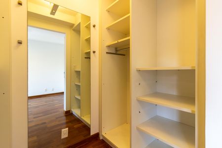 Apartamento à venda com 245m², 4 quartos e 4 vagas Apartamento à venda com 245m², 4 quartos e 4 vagasCloset da Suíte 3