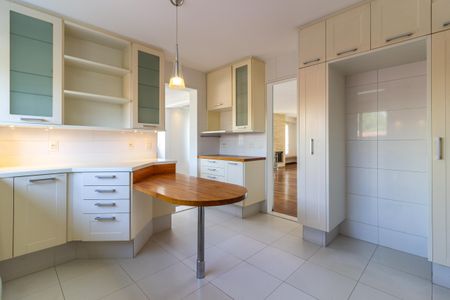 Apartamento à venda com 245m², 4 quartos e 4 vagas Apartamento à venda com 245m², 4 quartos e 4 vagasCozinha