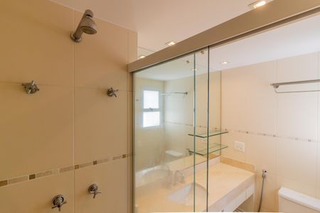 Apartamento à venda com 245m², 4 quartos e 4 vagas Apartamento à venda com 245m², 4 quartos e 4 vagasBanheiro da Suíte 2