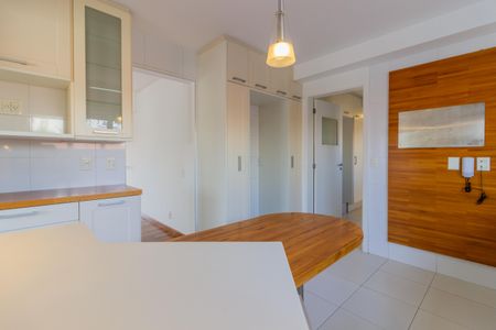 Apartamento à venda com 245m², 4 quartos e 4 vagas Apartamento à venda com 245m², 4 quartos e 4 vagasCozinha