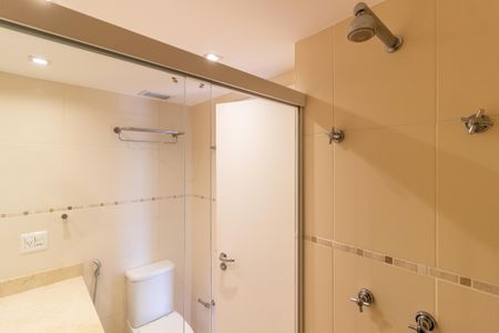 Apartamento à venda com 245m², 4 quartos e 4 vagas Apartamento à venda com 245m², 4 quartos e 4 vagasBanheiro da Suíte 1