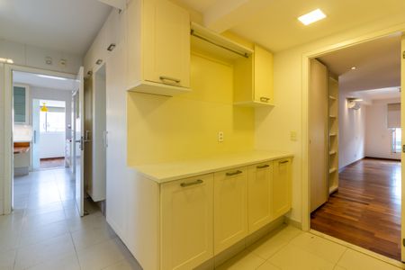 Apartamento à venda com 245m², 4 quartos e 4 vagas Apartamento à venda com 245m², 4 quartos e 4 vagasÁrea de Serviço