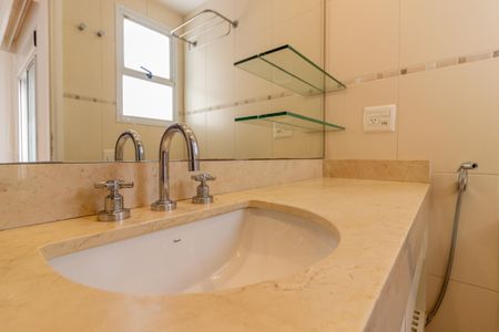 Apartamento à venda com 245m², 4 quartos e 4 vagas Apartamento à venda com 245m², 4 quartos e 4 vagasBanheiro da Suíte 2