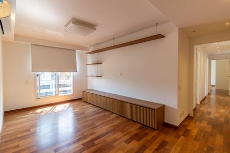 Apartamento à venda com 245m², 4 quartos e 4 vagas Apartamento à venda com 245m², 4 quartos e 4 vagasSala 2