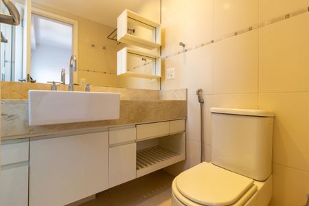 Apartamento à venda com 245m², 4 quartos e 4 vagas Apartamento à venda com 245m², 4 quartos e 4 vagasBanheiro da Suíte 3