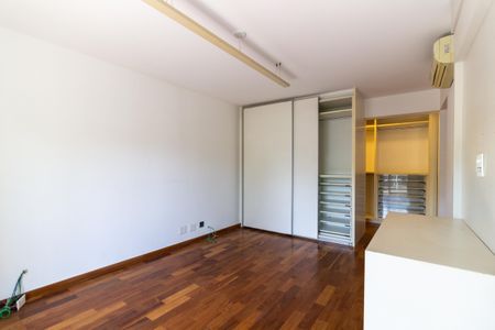 Apartamento à venda com 245m², 4 quartos e 4 vagas Apartamento à venda com 245m², 4 quartos e 4 vagasSuíte 4