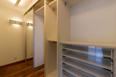 Apartamento à venda com 245m², 4 quartos e 4 vagas Apartamento à venda com 245m², 4 quartos e 4 vagasCloset da Suíte 4