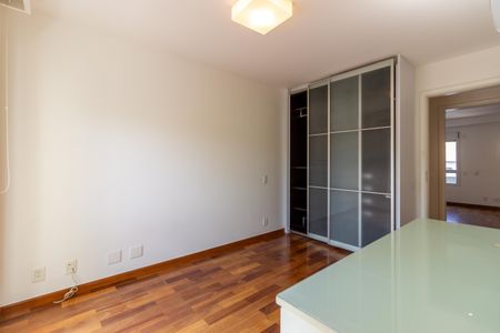 Apartamento à venda com 245m², 4 quartos e 4 vagas Apartamento à venda com 245m², 4 quartos e 4 vagasSuíte 2