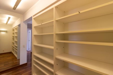 Apartamento à venda com 245m², 4 quartos e 4 vagas Apartamento à venda com 245m², 4 quartos e 4 vagasCloset da Suíte 4