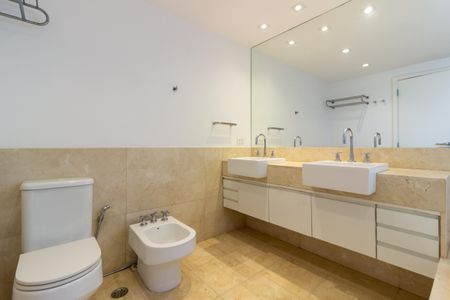 Apartamento à venda com 245m², 4 quartos e 4 vagas Apartamento à venda com 245m², 4 quartos e 4 vagasBanheiro da Suíte 4