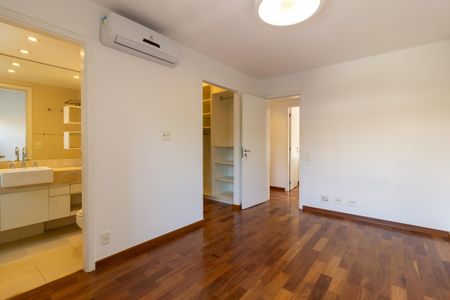 Apartamento à venda com 245m², 4 quartos e 4 vagas Apartamento à venda com 245m², 4 quartos e 4 vagasSuíte 3