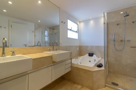 Apartamento à venda com 245m², 4 quartos e 4 vagas Apartamento à venda com 245m², 4 quartos e 4 vagasBanheiro da Suíte 4