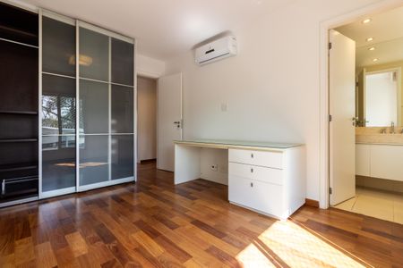 Apartamento à venda com 245m², 4 quartos e 4 vagas Apartamento à venda com 245m², 4 quartos e 4 vagasSuíte 2