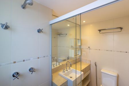 Apartamento à venda com 245m², 4 quartos e 4 vagas Apartamento à venda com 245m², 4 quartos e 4 vagasBanheiro da Suíte 3