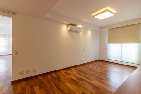 Apartamento à venda com 245m², 4 quartos e 4 vagas Apartamento à venda com 245m², 4 quartos e 4 vagasSala 2