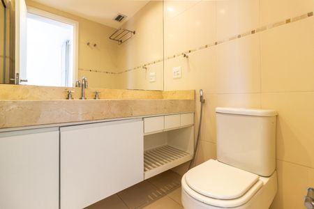 Apartamento à venda com 245m², 4 quartos e 4 vagas Apartamento à venda com 245m², 4 quartos e 4 vagasBanheiro da Suíte 1