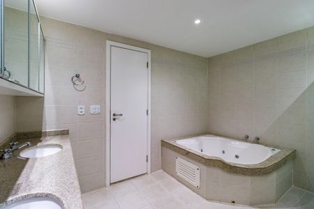 Apartamento para alugar com 300m², 3 quartos e 4 vagas Apartamento para alugar com 300m², 3 quartos e 4 vagasBanheiro do Quarto 3