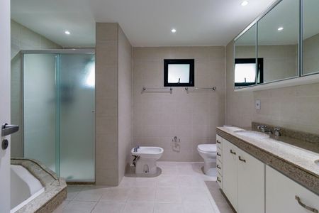 Apartamento para alugar com 300m², 3 quartos e 4 vagas Apartamento para alugar com 300m², 3 quartos e 4 vagasBanheiro do Quarto 3