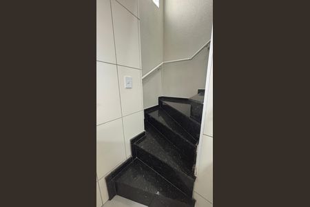 Escada de apartamento para alugar com 2 quartos, 85m² em Pinheirinho, Santo André