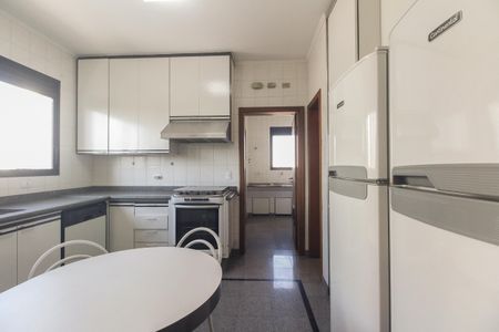 Apartamento para alugar com 244m², 4 quartos e 3 vagas Apartamento para alugar com 244m², 4 quartos e 3 vagasCozinha