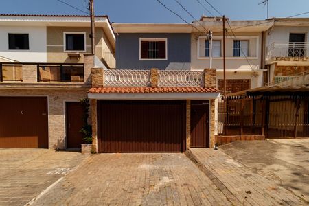Casa para alugar com 186m², 3 quartos e 3 vagas Casa para alugar com 186m², 3 quartos e 3 vagasFachada