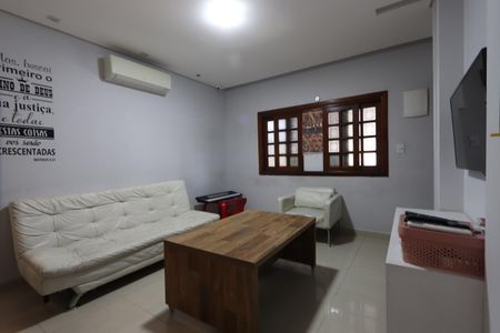 Sala de casa para alugar com 3 quartos, 240m² em Vila Cleonice, São Paulo