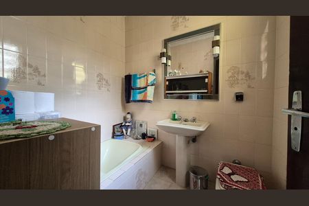 Casa à venda com 250m², 3 quartos e 2 vagas Casa à venda com 250m², 3 quartos e 2 vagasBanheiro da suíte
