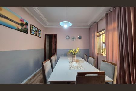 Casa à venda com 250m², 3 quartos e 2 vagas Casa à venda com 250m², 3 quartos e 2 vagasSala