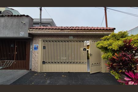 Casa à venda com 250m², 3 quartos e 2 vagas Casa à venda com 250m², 3 quartos e 2 vagasFachada