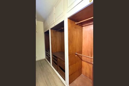 Casa à venda com 500m², 3 quartos e 2 vagasCloset da Suíte