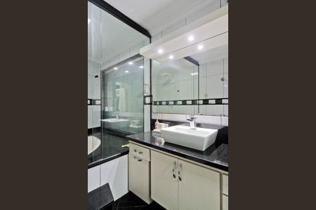 Casa à venda com 340m², 4 quartos e 4 vagasBanheiro da Suíte