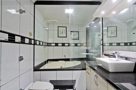 Casa à venda com 340m², 4 quartos e 4 vagasBanheiro da Suíte